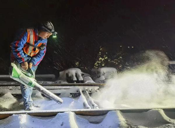 受降雪影响今明两天部分列车停运，北京铁路积极应对降雪天气