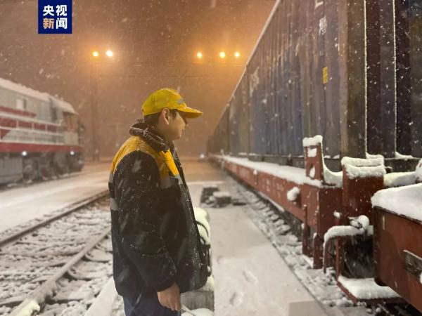 停课、停运，多地紧急通知！冷空气中午到上海，周末暴跌10℃