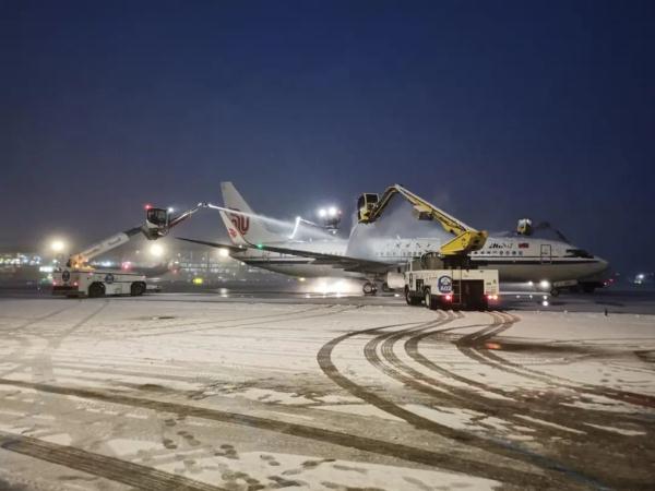 道路结冰黄色预警中!北京本周还有雪,收好这份行车“锦囊” 道路结冰黄色预警中!北京本周还有雪,收好这份行车“锦囊”