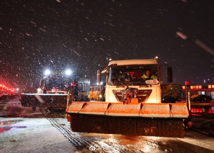 郑州出动超2万人除雪除冰