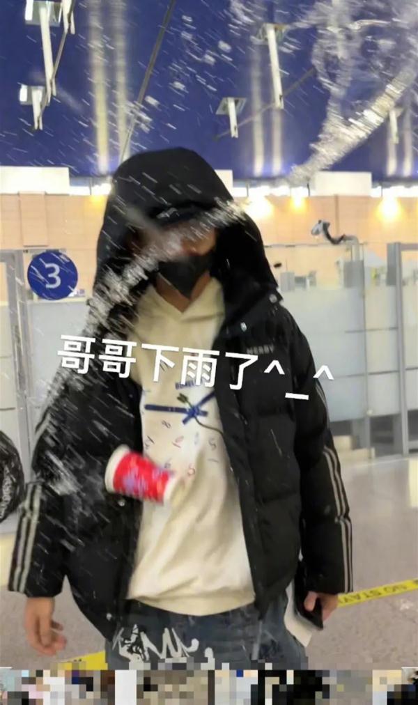 知名男歌手突然被多名女子泼水!工作室:已报警 知名男歌手突然被多名女子泼水!工作室:已报警