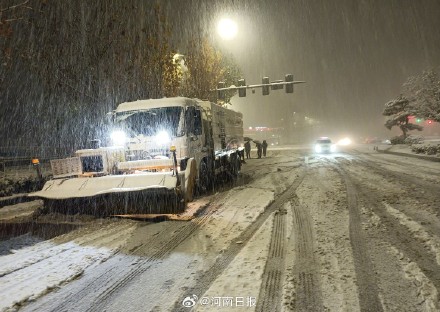 郑州出动超2万人除雪除冰