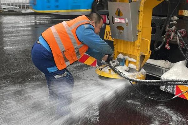 道路结冰黄色预警中!北京本周还有雪,收好这份行车“锦囊” 道路结冰黄色预警中!北京本周还有雪,收好这份行车“锦囊”