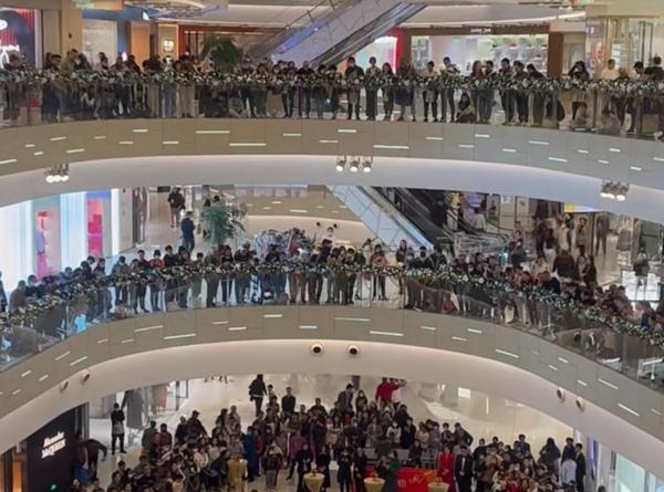 爆了!上海知名商场被围得水泄不通,有人站到腿软不肯离开,网友羡慕:我怎么没遇到? 爆了!上海知名商场被围得水泄不通,有人站到腿软不肯离开,网友羡慕:我怎么没遇到?