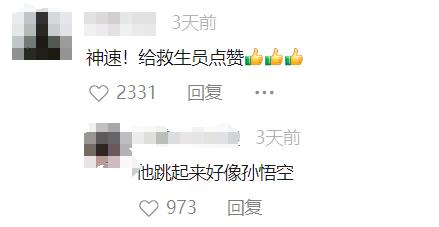 两女子海边拍照被回头浪卷走，紧急时刻…