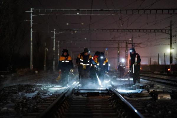 受降雪影响今明两天部分列车停运，北京铁路积极应对降雪天气