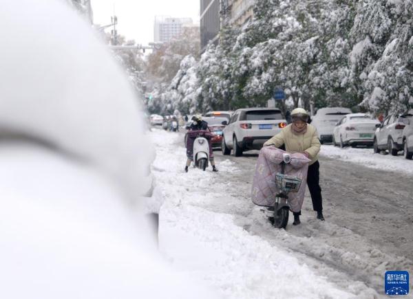 河南郑州遭遇暴雪天气 河南郑州遭遇暴雪天气