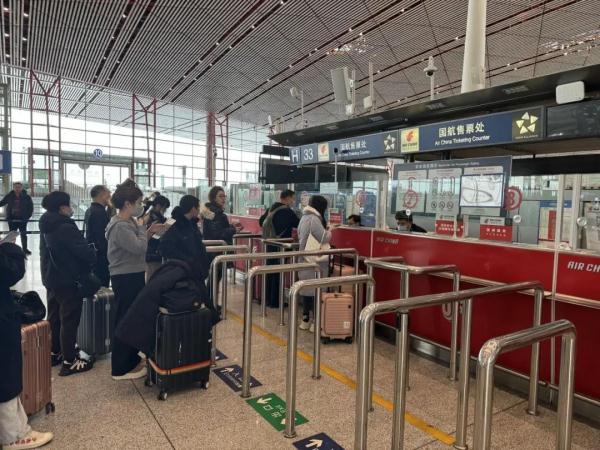 道路结冰黄色预警中!北京本周还有雪,收好这份行车“锦囊” 道路结冰黄色预警中!北京本周还有雪,收好这份行车“锦囊”