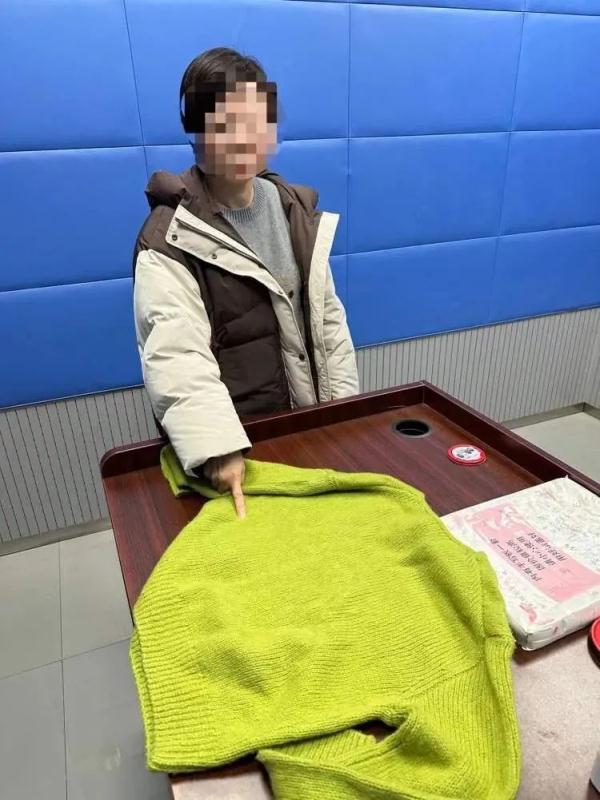 母女俩逛街嫌衣服贵直接拿回家,被抓后互相“甩锅” 母女俩逛街嫌衣服贵直接拿回家,被抓后互相“甩锅”