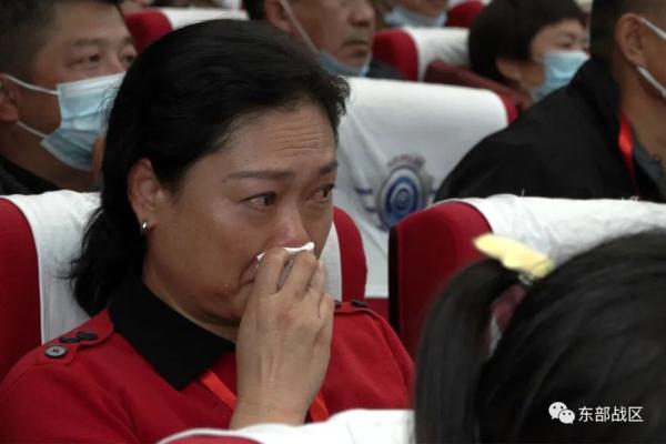 暖!新兵的“毕业典礼”,父母现场见证 暖!新兵的“毕业典礼”,父母现场见证