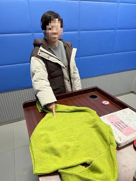 母女买衣服时因付款问题发生矛盾，一气之下做了个决定，双双被抓
