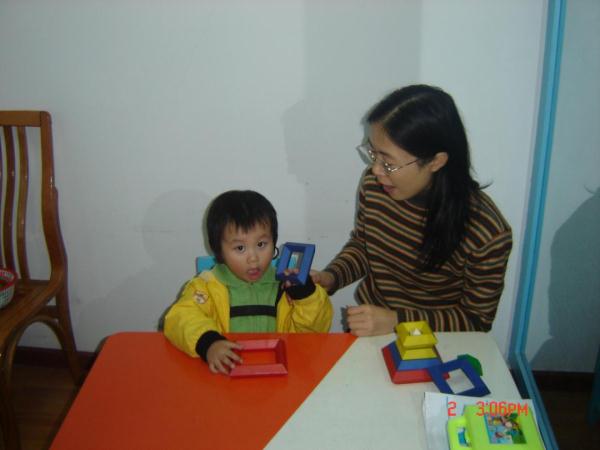 一岁失聪的她，用画笔描绘多彩人生！