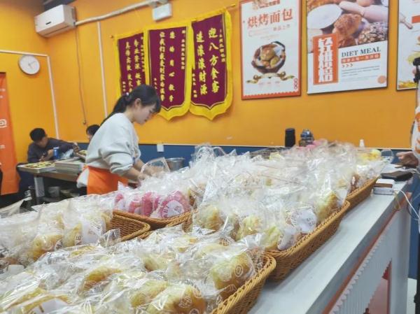 “抄底入场”、密集出现……2元面包店爆火之后