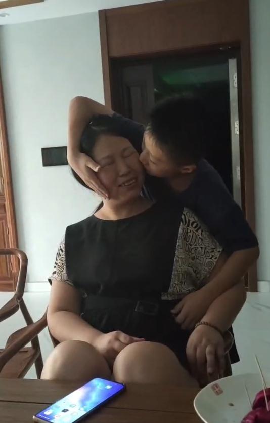 妈妈因癌症去世，儿子看到她8个月前留下的饺子反应令网友破防