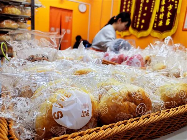“抄底入场”、密集出现……2元面包店爆火之后