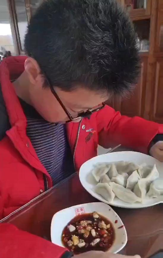 妈妈因癌症去世，儿子看到她8个月前留下的饺子反应令网友破防