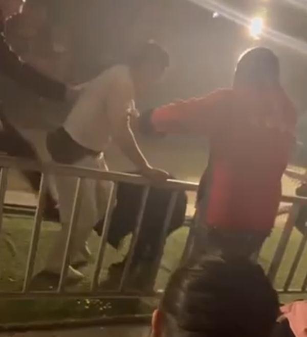 惊险！马戏团黑熊咬住驯兽师！或因观众把这东西掉地上...