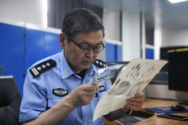 "指尖识凶"侦破杀人案!只靠一枚指纹,他如何锁定嫌疑人? "指尖识凶"侦破杀人案!只靠一枚指纹,他如何锁定嫌疑人?