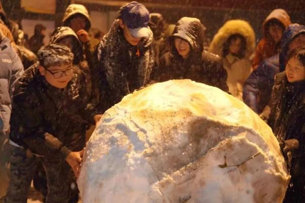 凌晨2点在堆雪人，你看见我那南方舍友了吗？