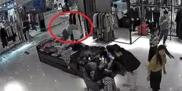 母女俩逛街嫌衣服贵直接拿回家,被抓后互相“甩锅” 母女俩逛街嫌衣服贵直接拿回家,被抓后互相“甩锅”