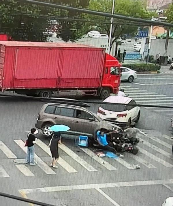 与外卖员发生口角,司机为泄愤驾车连撞3人 与外卖员发生口角,司机为泄愤驾车连撞3人