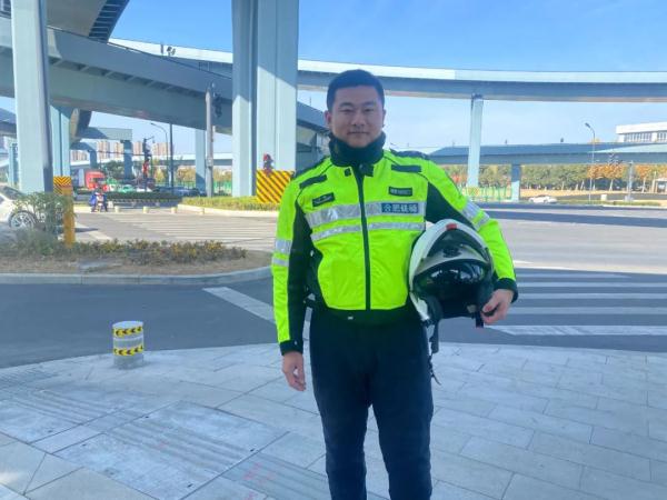 高架上救小猫的人是他!网友:“超有爱的一幕” 高架上救小猫的人是他!网友:“超有爱的一幕”