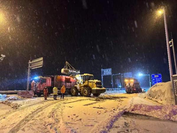 服务无止境 风雪见真情——河北高速集团积极应对风雪天气