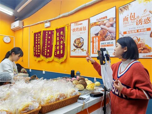 “抄底入场”、密集出现……2元面包店爆火之后