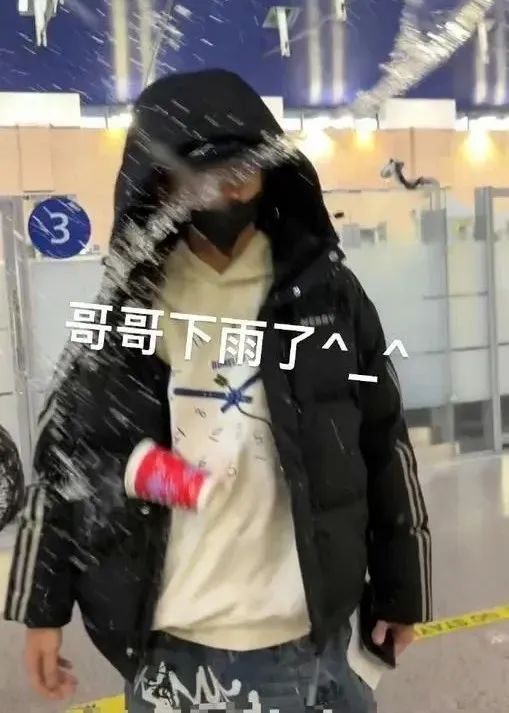 男明星机场被三名女子故意泼水，警方通报！