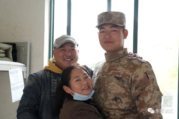 暖!新兵的“毕业典礼”,父母现场见证 暖!新兵的“毕业典礼”,父母现场见证