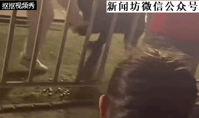 惊险！马戏团黑熊咬住驯兽师！或因观众把这东西掉地上...