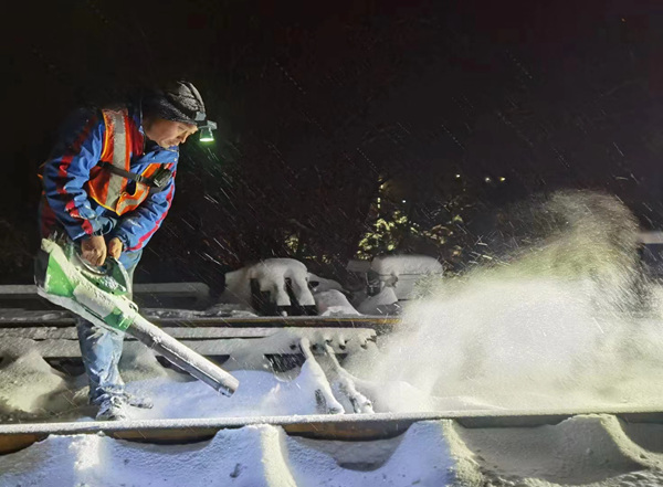 铁路部门迅速应对寒潮降温雨雪天气 确保客货运输安全有序 铁路部门迅速应对寒潮降温雨雪天气 确保客货运输安全有序