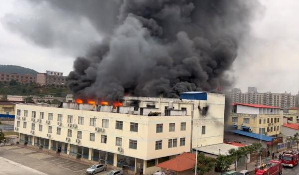 广西梧州一产业园突发火灾！致1人死亡