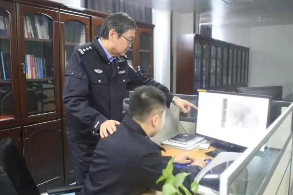 "指尖识凶"侦破杀人案!只靠一枚指纹,他如何锁定嫌疑人? "指尖识凶"侦破杀人案!只靠一枚指纹,他如何锁定嫌疑人?