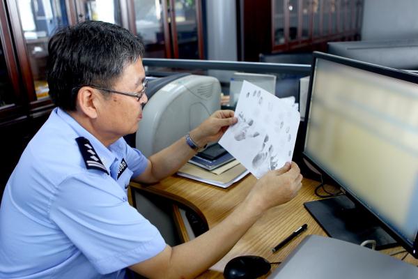 "指尖识凶"侦破杀人案!只靠一枚指纹,他如何锁定嫌疑人? "指尖识凶"侦破杀人案!只靠一枚指纹,他如何锁定嫌疑人?