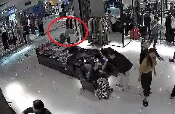 母女买衣服时因付款问题发生矛盾，一气之下做了个决定，双双被抓