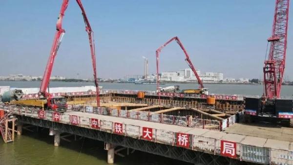 在百米海底“狂飙”！这条铁路迎新进展