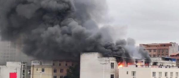 广西梧州一产业园突发火灾！致1人死亡