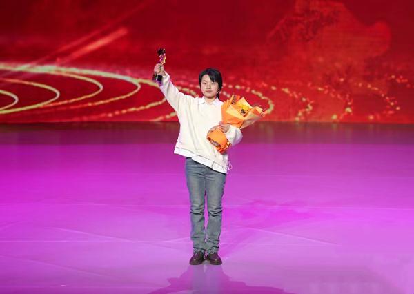 一岁失聪的她，用画笔描绘多彩人生！