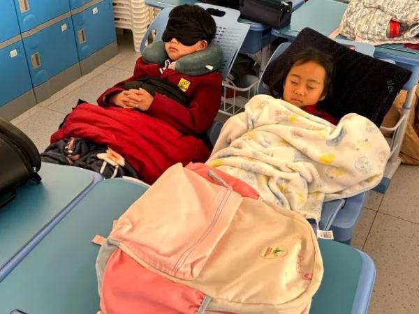 实现午休“躺睡自由” 昆明这所小学为学生配午休椅 实现午休“躺睡自由” 昆明这所小学为学生配午休椅