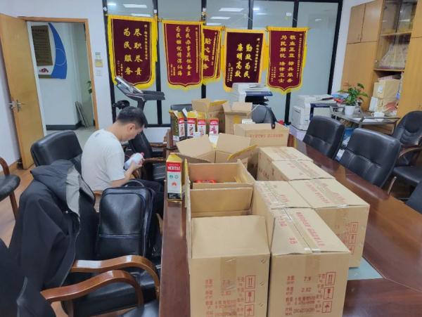 买了95瓶茅台,灯一照傻眼,“76瓶都被钻出0.2毫米细孔......” 买了95瓶茅台,灯一照傻眼,“76瓶都被钻出0.2毫米细孔......”