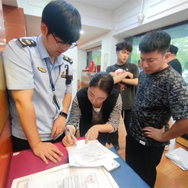 买了95瓶茅台,灯一照傻眼,“76瓶都被钻出0.2毫米细孔......” 买了95瓶茅台,灯一照傻眼,“76瓶都被钻出0.2毫米细孔......”