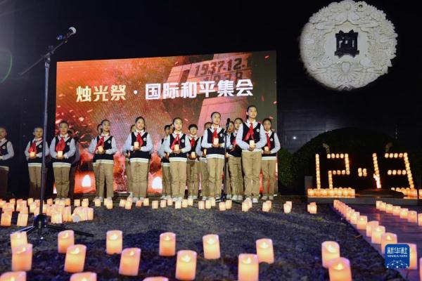 南京：“烛光祭”寄托哀思祈愿和平