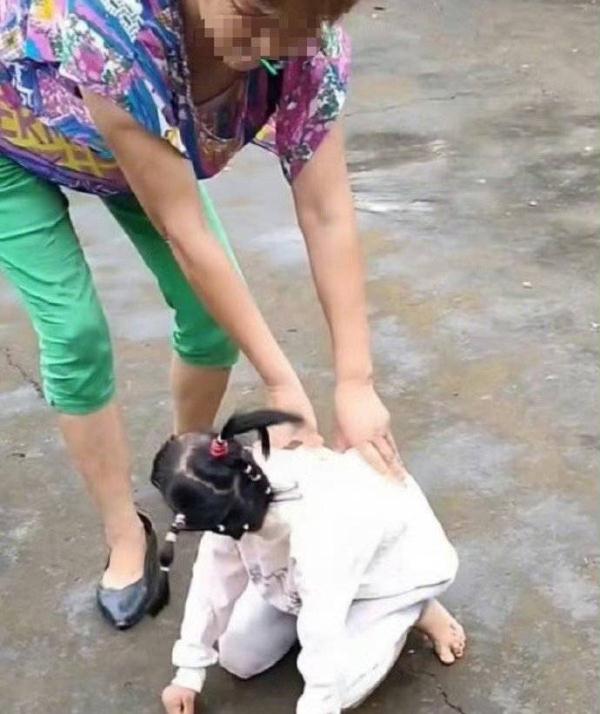 四川遂宁“袖珍女孩”遭母亲虐待博取流量?联合调查组:不属实 四川遂宁“袖珍女孩”遭母亲虐待博取流量?联合调查组:不属实