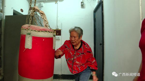 85岁“硬核”老太太酷爱力量训练，喜欢打沙包、提哑铃……