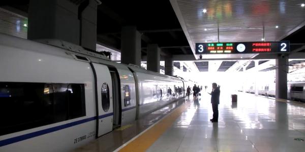 惊险!昆明南站,一小孩掉入列车与站台缝隙! 惊险!昆明南站,一小孩掉入列车与站台缝隙!