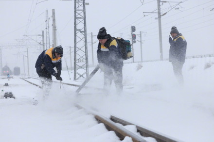 因大雪新疆部分铁路车次停运 因大雪新疆部分铁路车次停运
