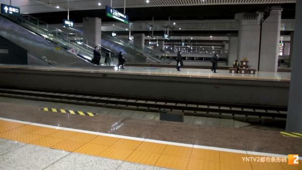 惊险!昆明南站,一小孩掉入列车与站台缝隙! 惊险!昆明南站,一小孩掉入列车与站台缝隙!