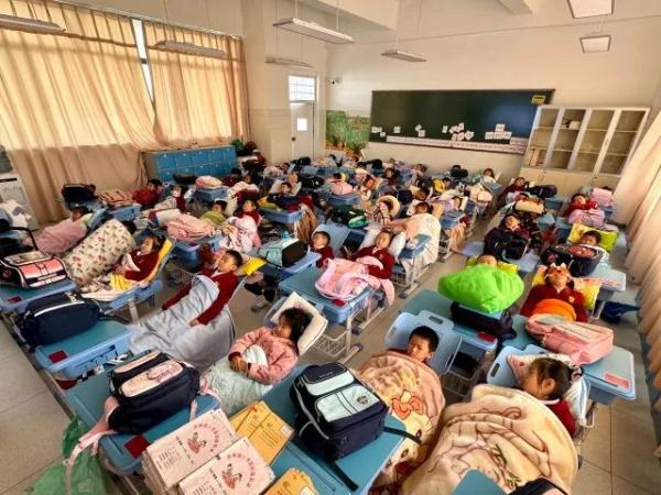 实现午休“躺睡自由” 昆明这所小学为学生配午休椅 实现午休“躺睡自由” 昆明这所小学为学生配午休椅