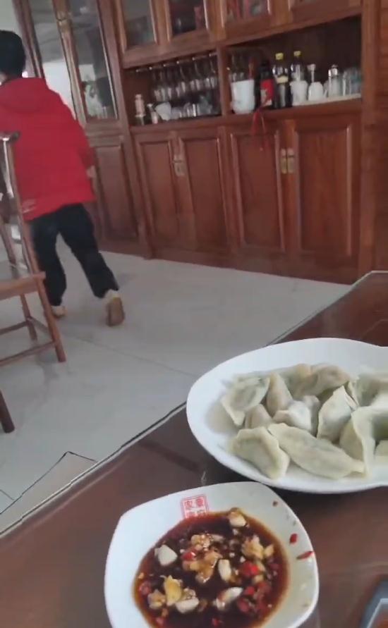 妈妈去世8个月,留下1盘饺子,浙江12岁男孩一口没吃转身回了房间 妈妈去世8个月,留下1盘饺子,浙江12岁男孩一口没吃转身回了房间